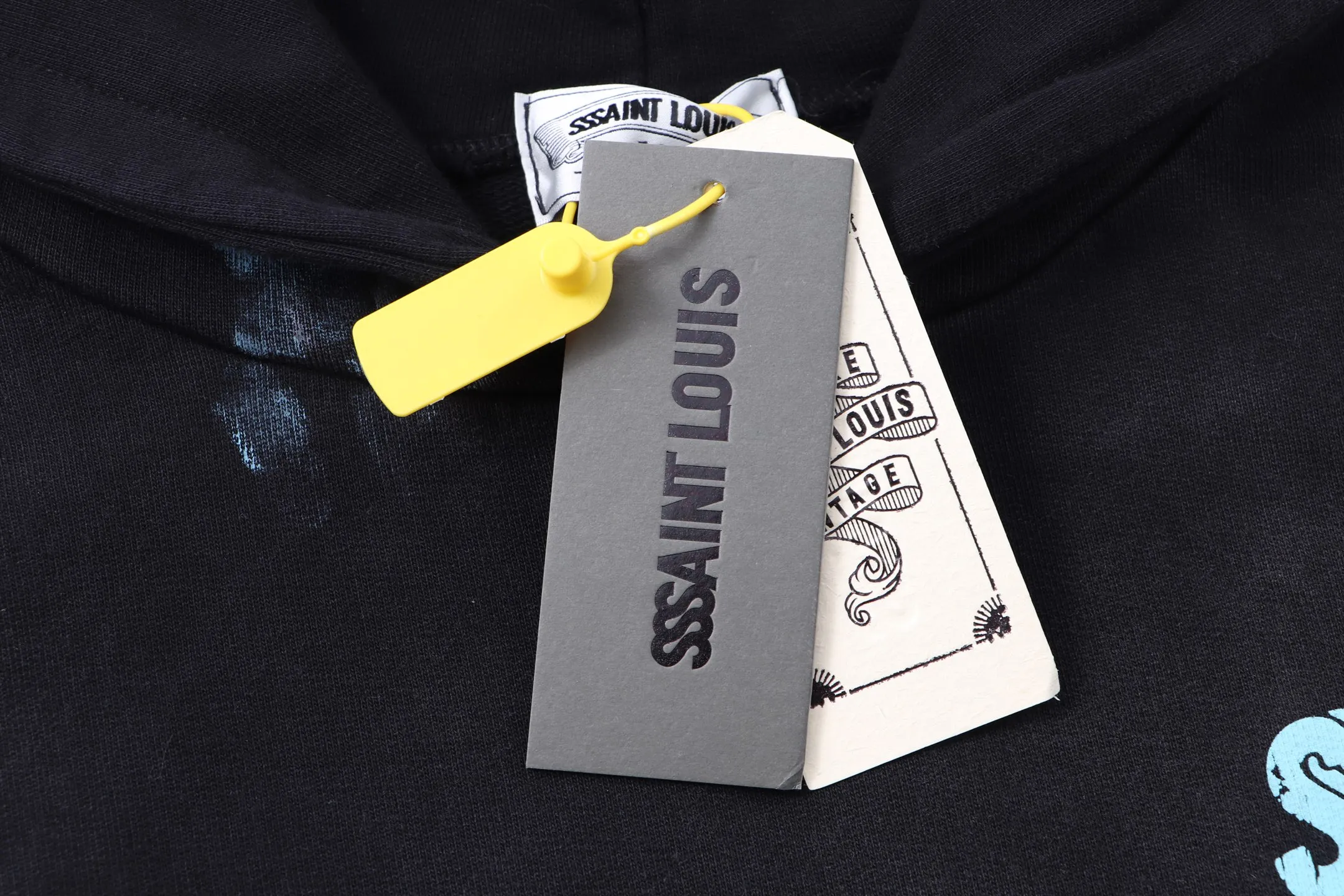 Style No. S228 P300💰 (450g version) SSSAINT LOUIS ink-washed distressed letter logo printed hooded pullover sweatshirt. Made of 450g dense cotton fabric, washed and sprayed with horse slip technology, loose version, same style for men and women. Size: S-XL